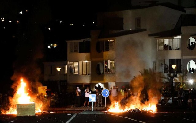 Le Port, jeudi 24 octobre 2019. Des heurts ont éclaté jeudi soir entre une centaine de jeunes et des forces de l’ordre. AFP/Richard Bouhet Par WorldPresse Fr